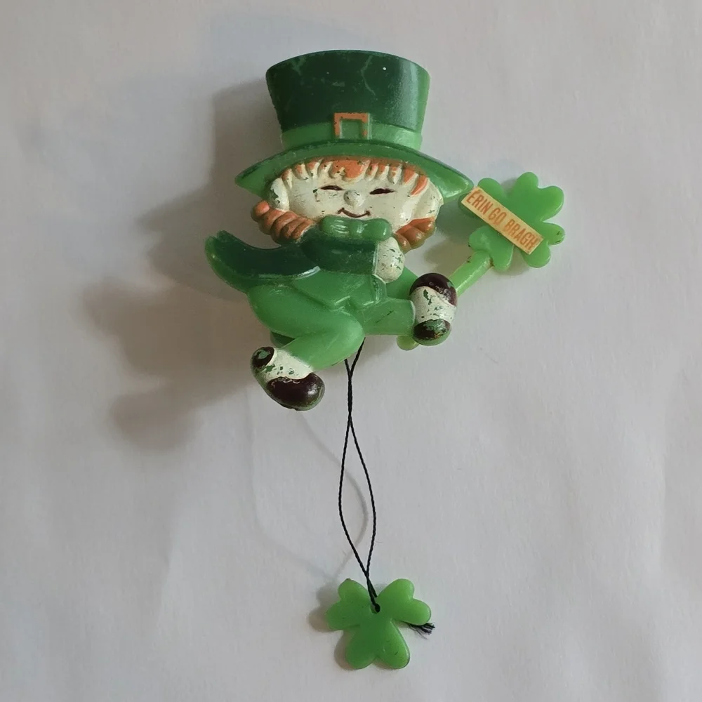 Vintage Leprechaun brooch 1978 Creative Creations Waving St Patrick’s Day - Picture 2 of 11
